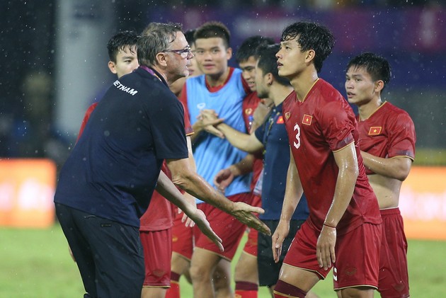 60 cầu thủ lên tuyển Việt Nam; HLV Kiatisuk có thể tăng cường sao Việt kiều - Bóng Đá