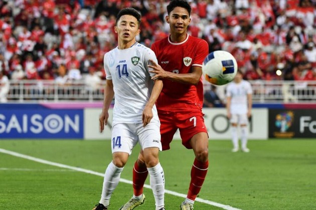 Alexandre Polking đấu Kim Sang-sik; U23 Indonesia 'dằn mặt' trọng tài - Bóng Đá