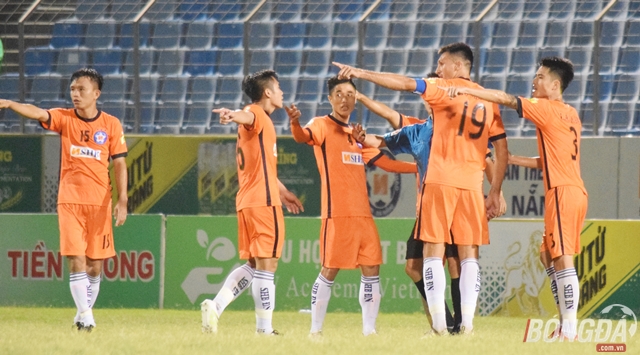 Trọng tài chính bị SHB Đà Nẵng vây trên sân Hòa Xuân