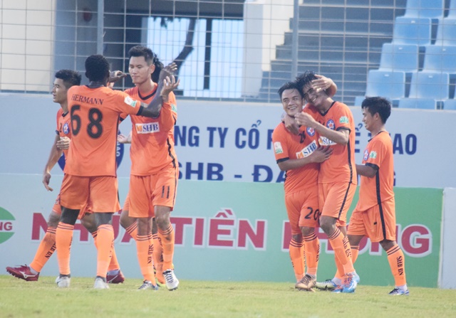 Cựu tuyển thủ U23 Việt Nam ghi bàn, SHB Đà Nẵng tiễn XSKT Cần Thơ về gần hạng nhất