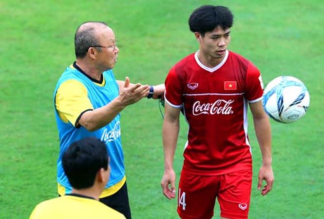 Thầy trò HLV Park Hang-seo trở về Việt Nam để hoàn tất khâu chuẩn bị cuối cùng cho AFF Cup - Bóng Đá
