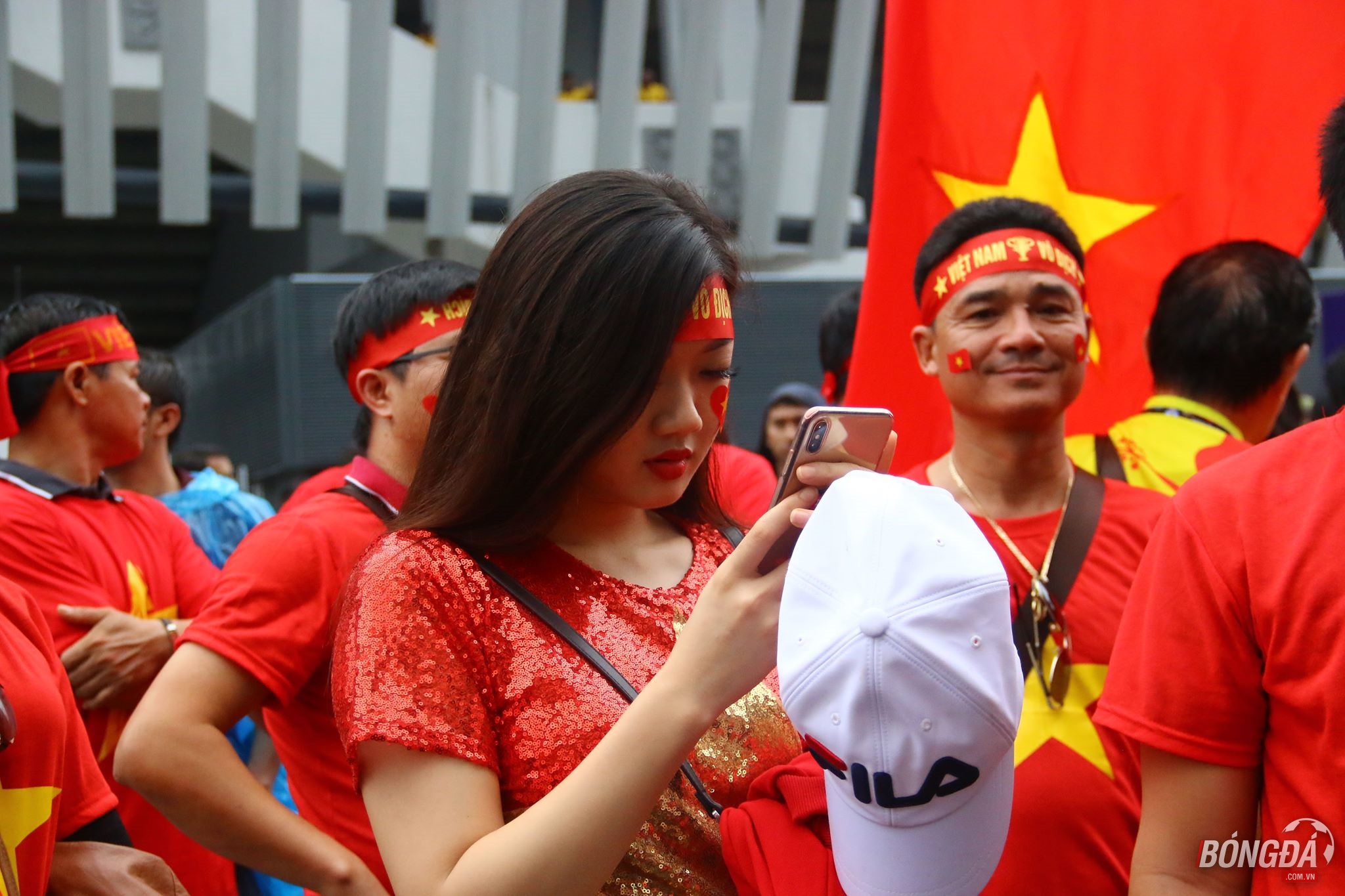 Fan nữ Việt tỏa sắc bên ngoài 