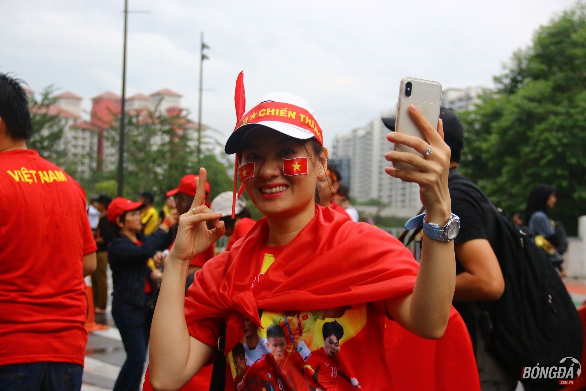 Fan nữ Việt tỏa sắc bên ngoài 