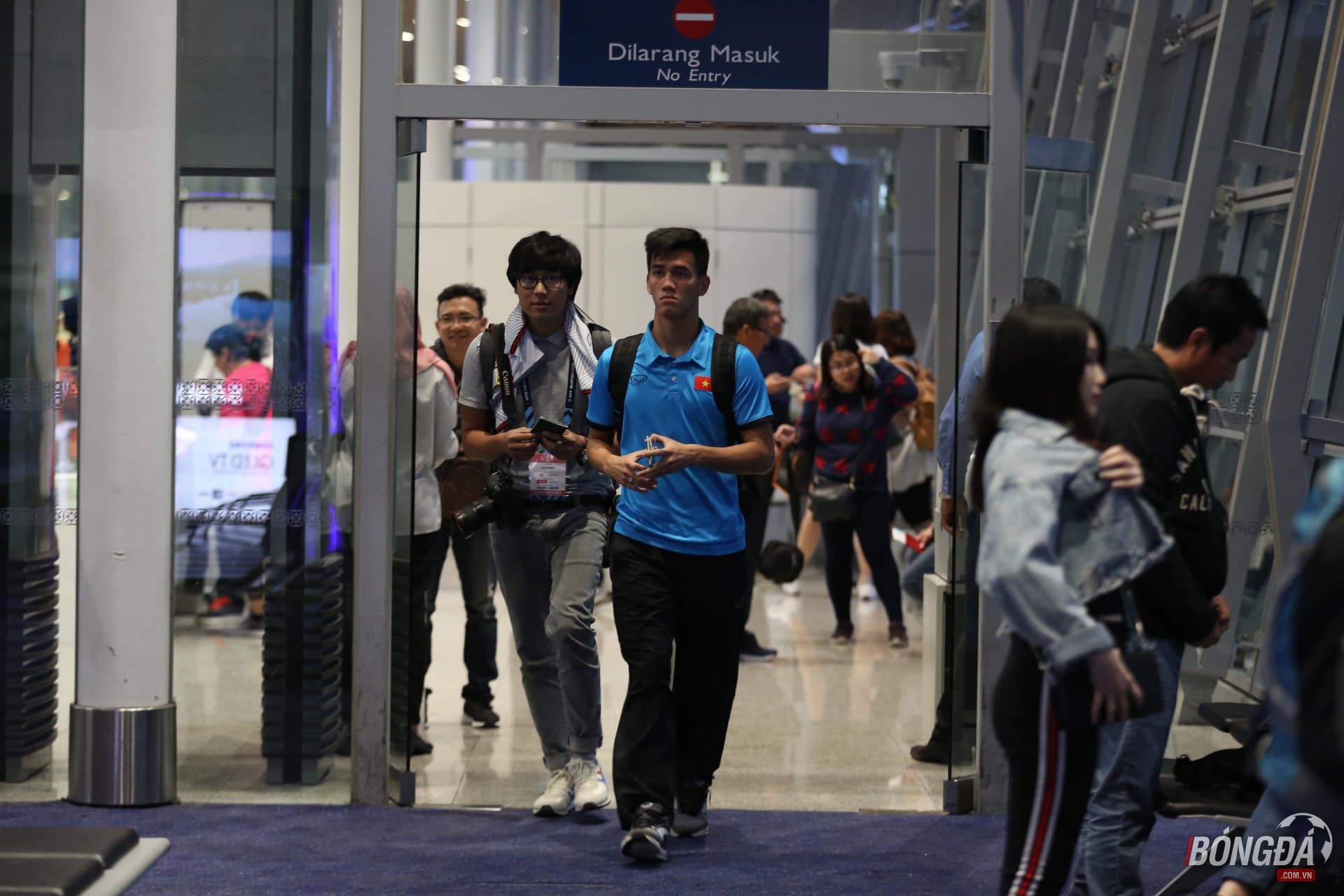 TRỰC TIẾP: ĐT Việt Nam từ Kuala Lumpur trở về Hà Nội: Quyết nâng cúp ở Mỹ Đình - Bóng Đá