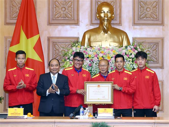 Thủ tướng tặng huân chương cho HLV Park Hang-seo và Quang Hải - Bóng Đá