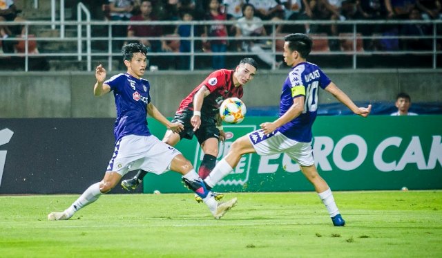 Văn Quyết ghi bàn, Hà Nội FC đánh bại 