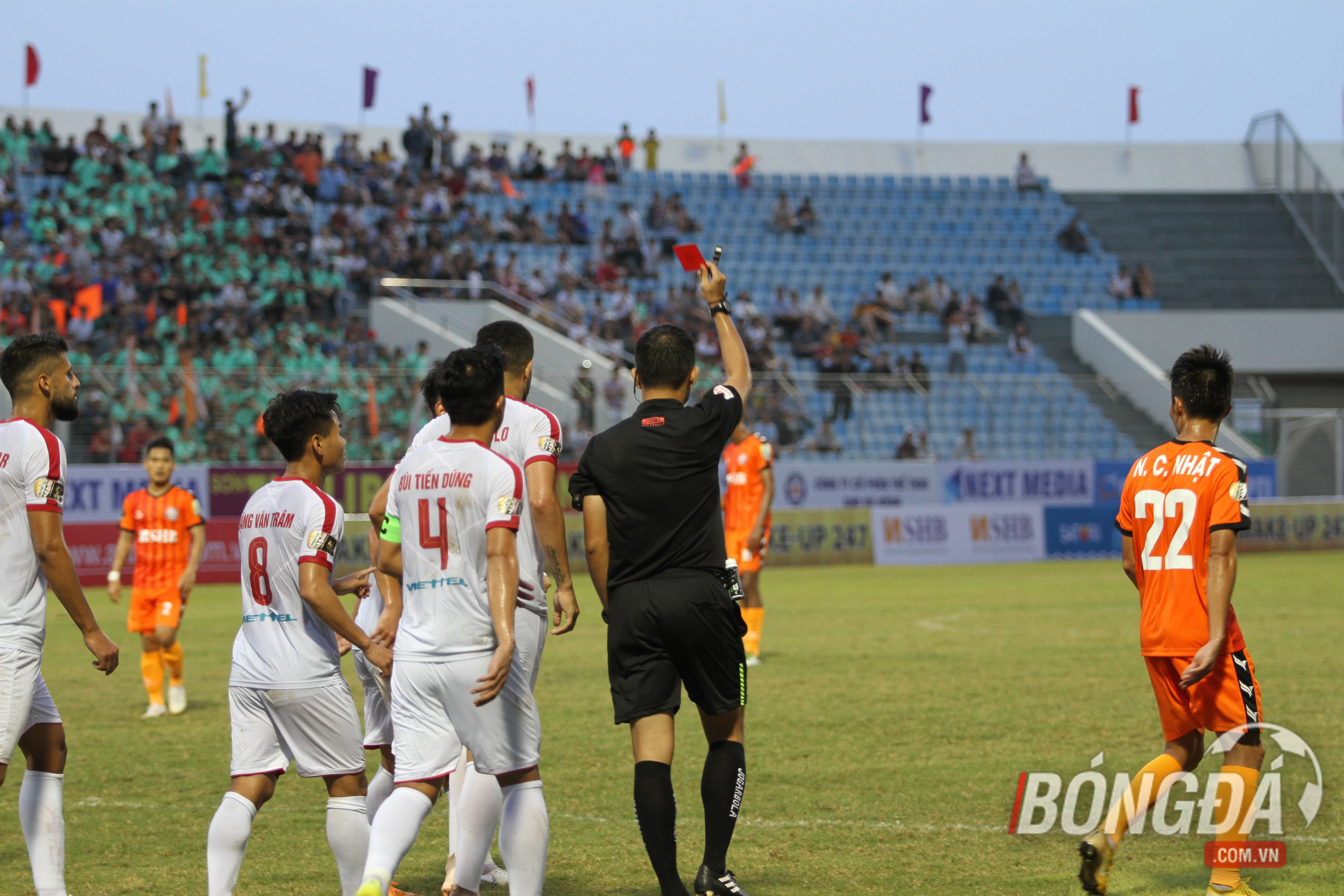 Quế Ngọc Hải nhận thẻ đỏ, Viettel thảm bại trong ngày trở lại V-League - Bóng Đá
