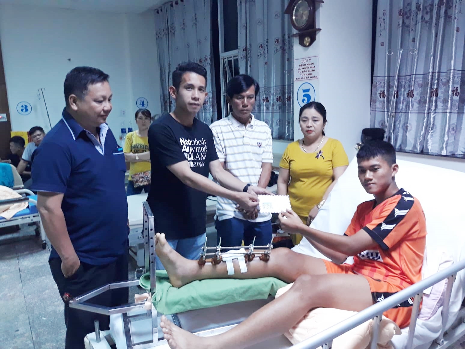 Hồng Duy thay mặt đồng đội ở ĐT Việt Nam động viên đội trưởng U19 SHB Đà Nẵng bị gãy chân - Bóng Đá