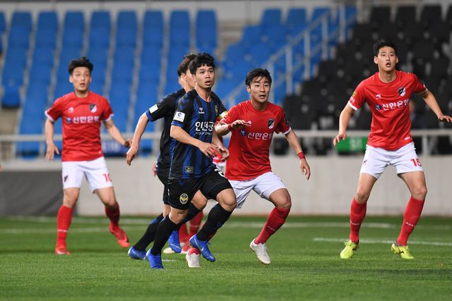 Nhà báo K-League nêu lý do khiến Công Phượng gặp áp lực lớn tại Incheon United - Bóng Đá