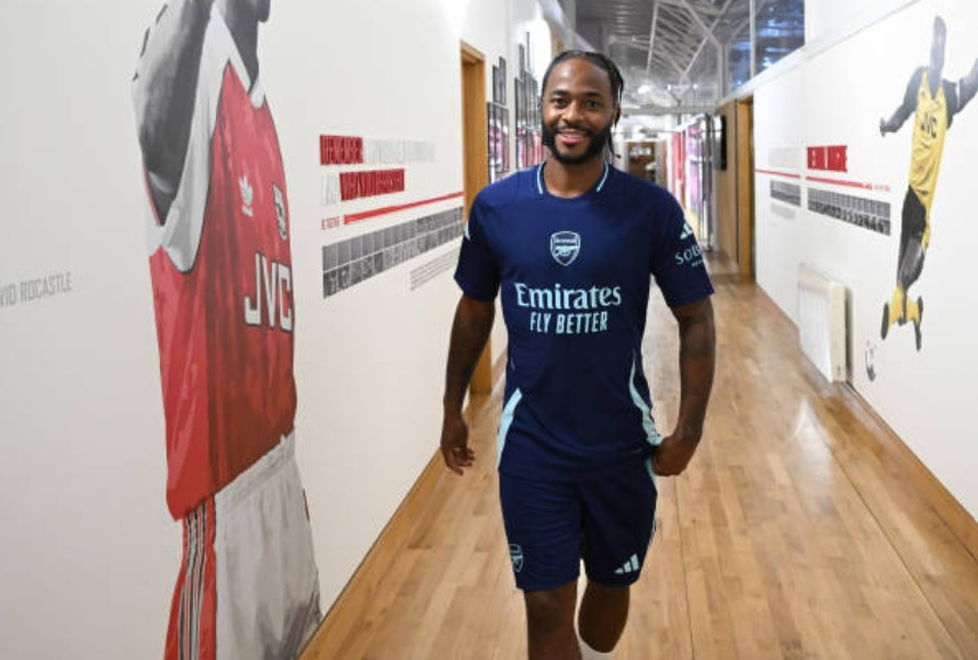 Sagna: 'Sterling là cầu thủ lớn, cần được chơi bóng nhiều hơn'