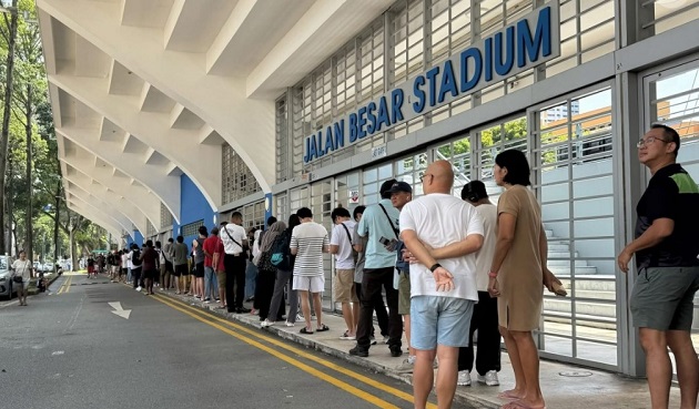 Xếp hàng, chờ đợi và hy vọng: Vé trận Singapore - Việt Nam gây sốt tại Jalan Besar