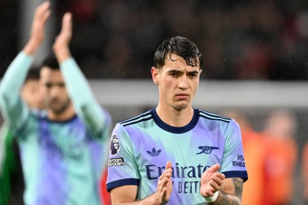 Kiwior trở thành tâm điểm chỉ trích sau bàn thua trước Fulham