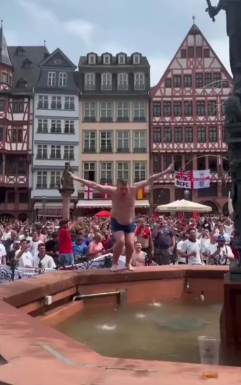 CĐV Anh quậy banh thành phố Frankfurt!