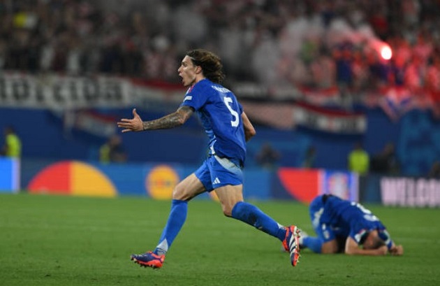 Ảnh bài viết "Cannavaro mới" tái hiện hình ảnh ở World Cup 2006