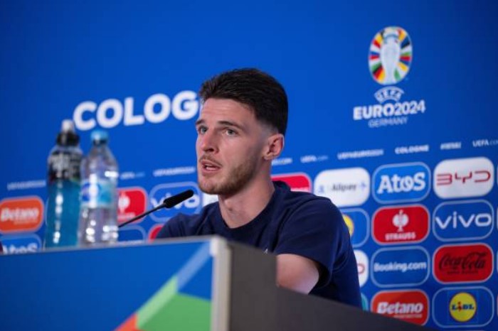 Tuyển Anh bị "ném đá", Declan Rice tuyên bố xanh rờn
