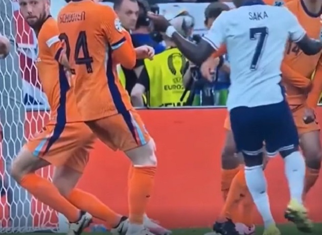 Ảnh bài viết Tranh cãi tột độ, Saka để bóng chạm tay trước khi trọng tài thổi phạt đền