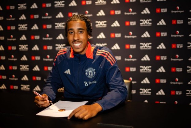 Ảnh bài viết Vừa cập bến, Leny Yoro đã làm thân với một sao Man Utd