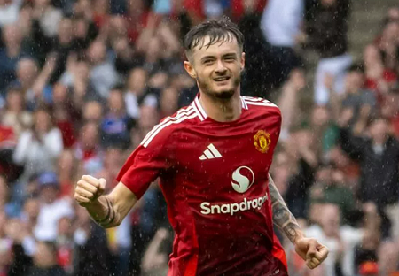 Man Utd để sao mai Joe Hugill rời đi theo dạng cho mượn