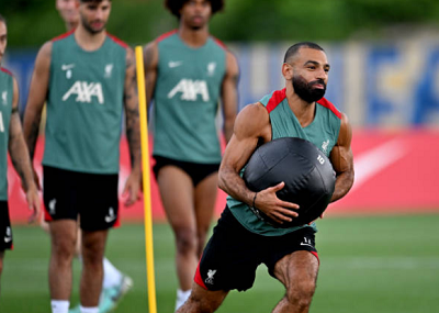 Ảnh bài viết Liverpool tập luyện hăng say, Salah xuất hiện với diện mạo mới