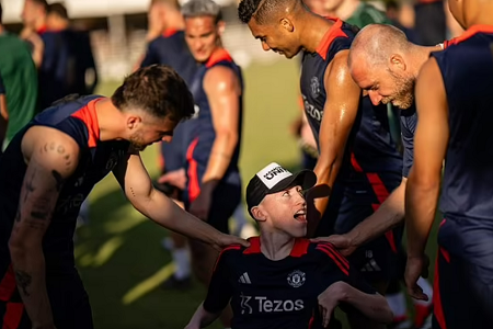 Hành động ghi điểm 10 tuyệt đối của tập thể Man Utd