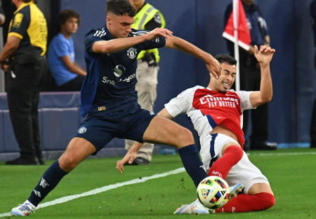 Ảnh bài viết Erik ten Hag bảo vệ học trò khi bị Martinelli ghi bàn