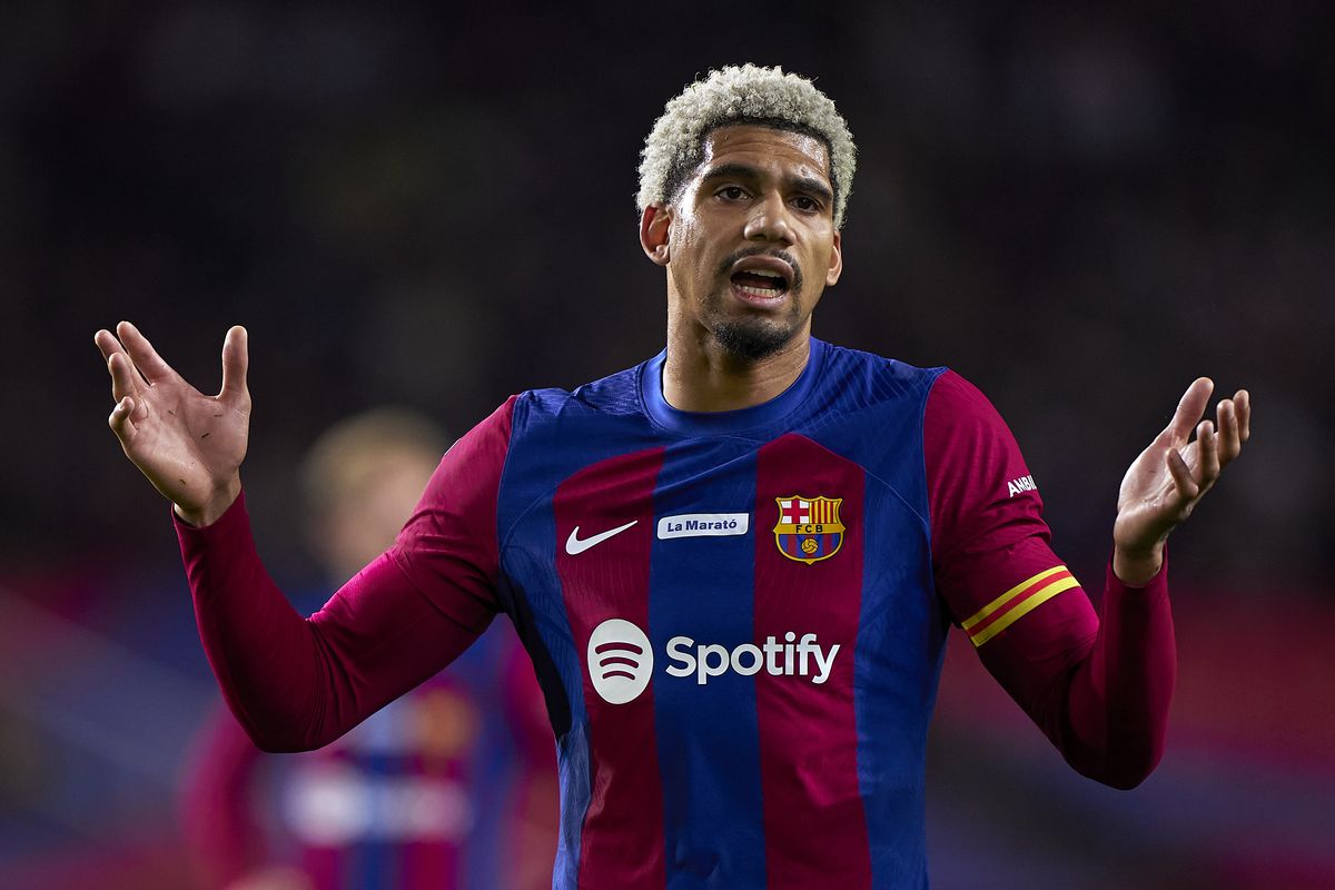 Ảnh bài viết Barca sẵn lòng để Ronald Araujo đến Man Utd, giá 75 triệu bảng
