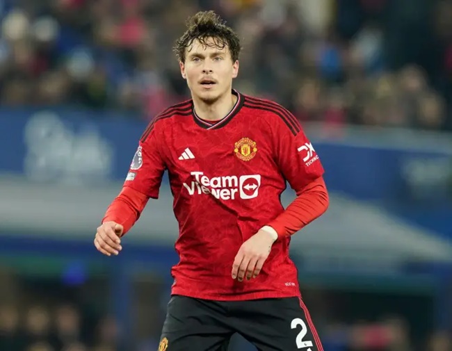 Vợ Victor Lindelof sợ chồng bị bán khỏi Man Utd