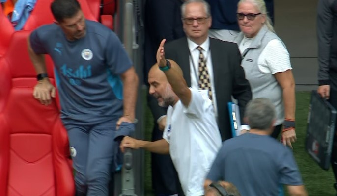 Ảnh bài viết Rõ lý do khiến Pep Guardiola nổi đóa ngay sau hiệp một