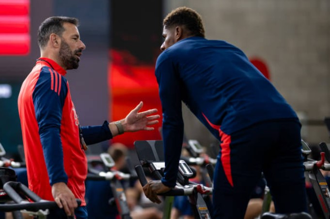 Ảnh bài viết Nistelrooy nghiêm túc chỉ giáo Rashford; Bruno tươi rói sau siêu phẩm hụt