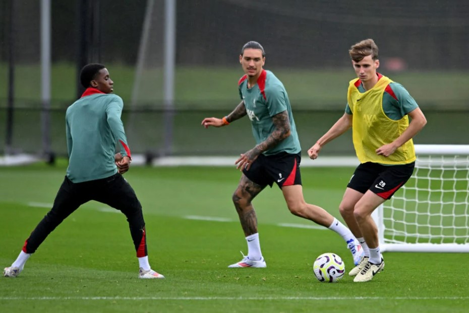 Darwin Nunez ấn tượng với sao trẻ Liverpool