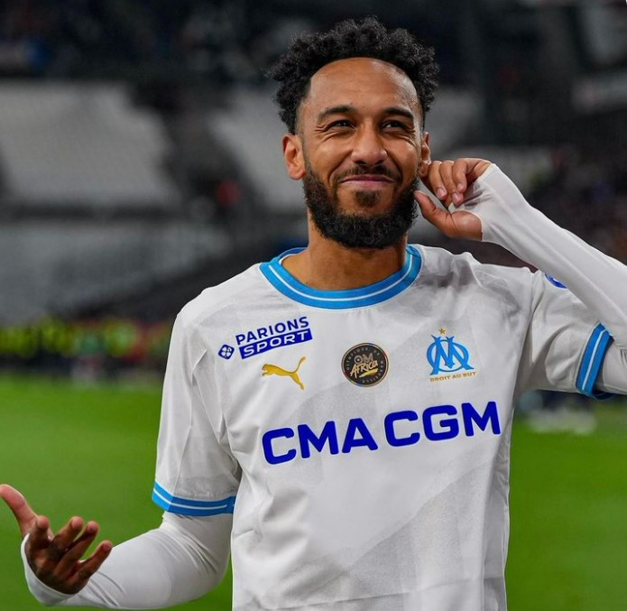 Arsenal đón tân binh, Aubameyang liền phản ứng