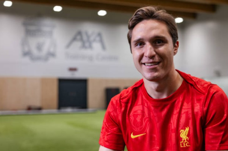 Chiesa cười không ngớt, rạng rỡ ra mắt NHM Liverpool