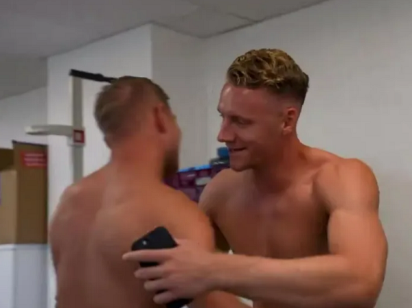 Ảnh bài viết Smith Rowe gặp hai chiến hữu bất ngờ trong buổi kiểm tra y tế