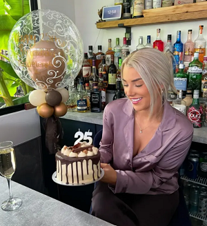 "Ngôi sao OnlyFans" chia tay Leyton Orient trong tiếc nuối