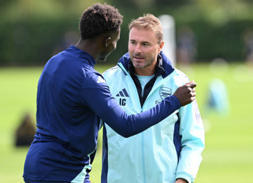 Ảnh bài viết Saka nhận chỉ đạo; Sterling vượt mặt Ben White trên sân tập