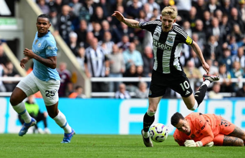 Man City bị thổi phạt đền, Mike Dean 'bênh' Ederson