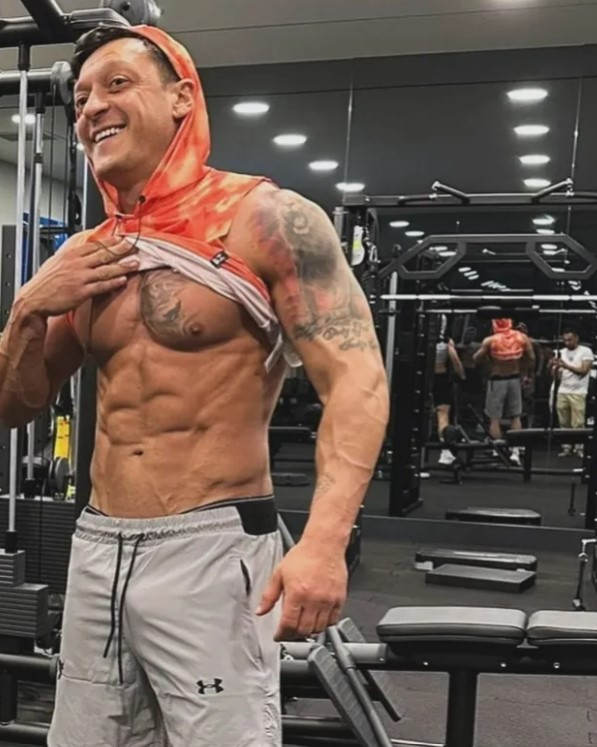 Mesut Ozil khoe cơ bắp cuồn cuộn sau khi giải nghệ