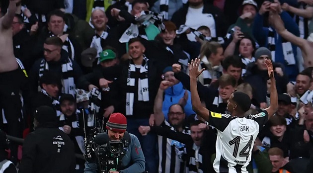 Gary Neville gần như khóc vì chiến công của Newcastle