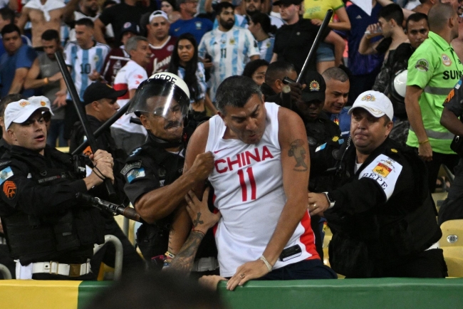 Fan bị bắt giữ tại trận đấu kinh điển Nam Mỹ - Bóng Đá