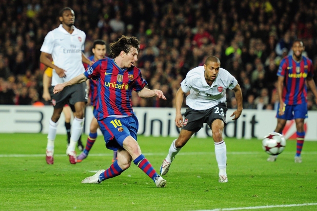 Đối mặt với Messi, các cầu thủ bên phía Arsenal chỉ còn biết "chiêm ngưỡng" M10 chơi bóng.