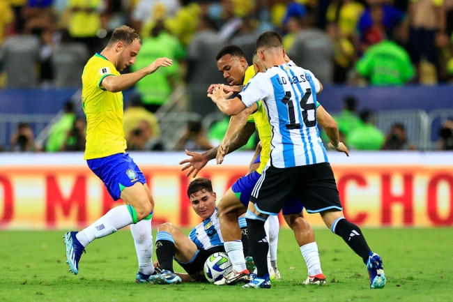 Huyền thoại Brazil cảnh cáo Messi - Bóng Đá