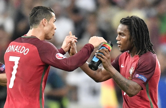 Renato Sanches sát cánh cùng Cristiano Ronaldo trong màu áo đội tuyển Bồ Đào Nha.
