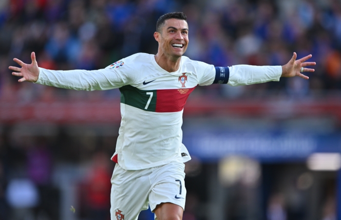 Phản ứng của Ronaldo khi tạo nên lịch sử - Bóng Đá