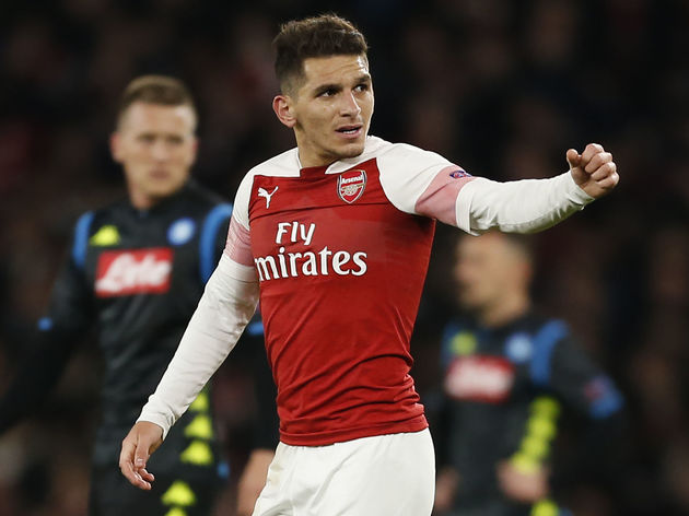 Câu chuyện cảm động về chiếc áo Lucas Torreira cầm ăn mừng sau bàn thắng vào lưới Napoli - Bóng Đá