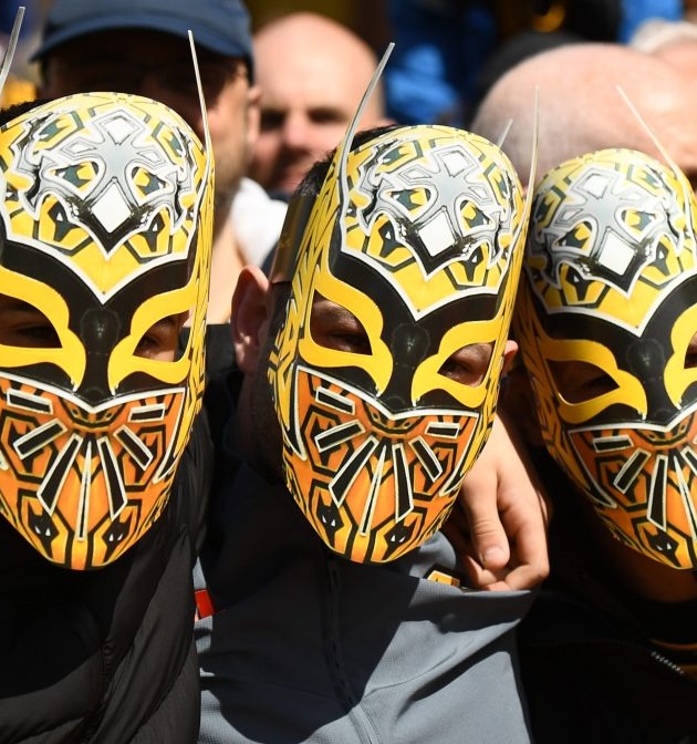 CĐV Wolverhampton mang mặt nạ đô vật ăn mừng mùa giải tuyệt vời - Bóng Đá