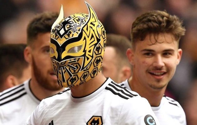 CĐV Wolverhampton mang mặt nạ đô vật ăn mừng mùa giải tuyệt vời - Bóng Đá