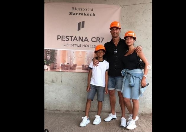 Ronaldo cùng vợ và con đi tham quan khách sạn  - Bóng Đá