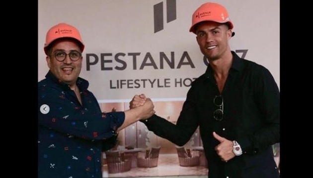 Ronaldo cùng vợ và con đi tham quan khách sạn  - Bóng Đá