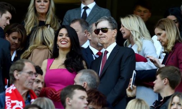 Vợ chủ tịch Liverpool đi giày cao gót đá bóng - Bóng Đá