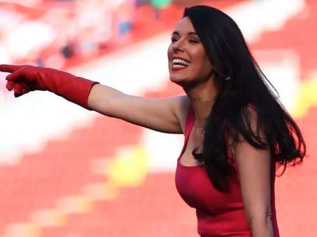 Vợ chủ tịch Liverpool đi giày cao gót đá bóng - Bóng Đá